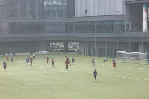 尽管星期六24小时空气污染指数全天处于不健康水平，仍有公众照常在户外活动。（唐家鸿摄）