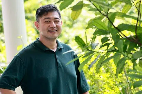 王赐光的3岁儿子王伟恩患有全面性发育迟缓，他是儿子的主要看护者。去年8月，他参加关护之心的专业支援，今年加入友伴辅导。（特约陈来福摄）