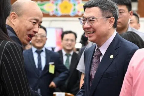 台湾立法院长韩国瑜（左）和行政院长卓荣泰。（自由时报资料照片）