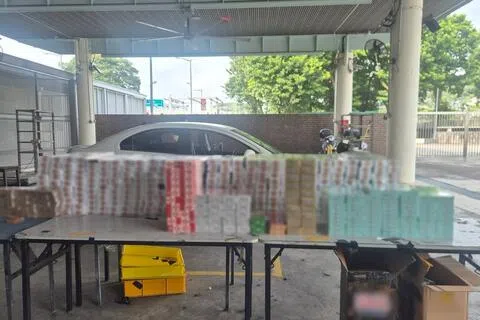 汽车多个部位经过改装，执法人员在这些暗格内找到超过700条和100包漏税烟。（取自移民与关卡局脸书）