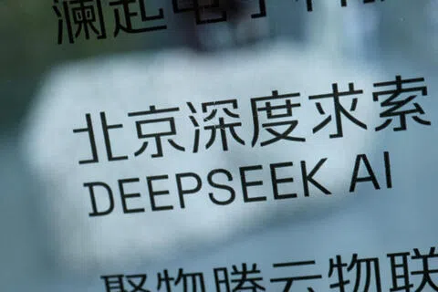 Anthropic指控深度求索和月之暗面将敏感数据传输至旗下Claude模型后，中国已对这两家公司的数据安全问题展开调查。图为深度求索北京办公地点所在的建筑。（路透社档案照）