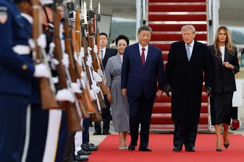 中国国家主席习近平与夫人彭丽媛星期三（9月23日）抵达美国安德鲁斯联合基地，美国总统特朗普载着深色手套与妻子梅拉尼娅接机。（法新社）