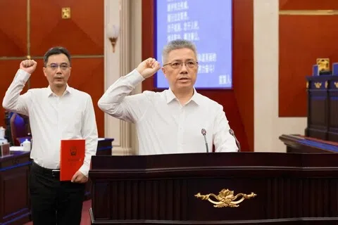“70后”的中共上海市委副书记朱忠明（右），星期五（9月4日）被任命为上海市代理市长后，在上海市人大常委会会议上宣誓就职。（上海市人大微信公众号）