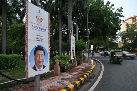 中国国家主席习近平星期六（9月12日）上午乘专机赴印度出席金砖会议。图为在印度新德里街边悬挂欢迎习近平出席金砖会议的看板，摄于9月11日。（法新社）