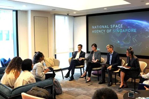 新加坡国家航天局领导团队星期五向媒体阐述当局的优先发展事项与愿景。出席者包括航天局局长严莉娜（左二）、副局长兼首席技术官林进祥博士（右二）、副局长兼首席产业与伙伴关系官韩世荣（左一），以及首席策略与政策官戴斯克（Tiana Desker，右一）。（航天局提供）