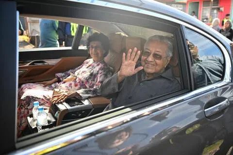 马哈迪和夫人西蒂哈丝玛摄于2023年8月12日。（档案照片）