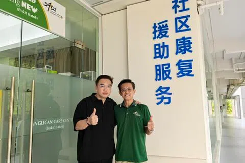 在社区康复辅导员刘伟雄（右）的引导下，49岁的素人歌手洪志忠走过人生低谷。（周岳翔摄）
