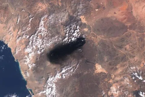 9月10日卫星图像显示沙特东西输油管道附近升起滚滚黑烟。（路透社）