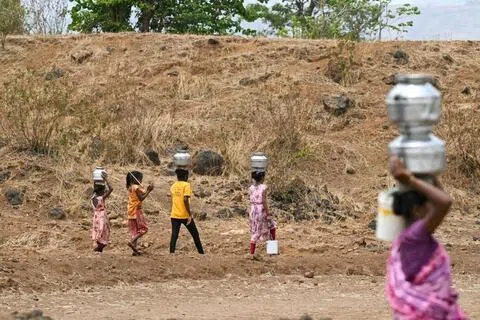 2024年5月，印度马哈拉施特拉邦沙哈布尔（Shahapur）的村民头顶取水容器。（法新社档案照片）