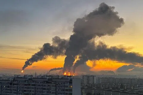 在俄罗斯莫斯科，一座炼油厂在乌军发动大规模空袭后起火，现场冒出滚滚黑烟。据报道，遭到袭击的炼油厂每天可处理24万5000桶燃油，是当地主要燃料供应商之一。（路透社）