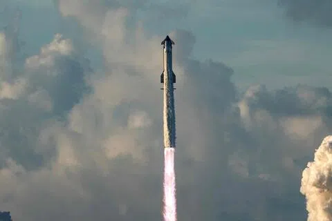 美国太空探索技术公司（SpaceX）的星舰火箭，星期一（9月28日）从位于得克萨斯州的发射基地升空，进行第14次试飞。（法新社）
