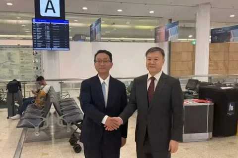 中国外交部原亚洲司司长刘劲松（左）星期一（8月24日）抵达澳大利亚履新，受到中国驻悉尼总领事王愚（右）等人的欢迎。（中国驻澳大利亚大使馆官网）