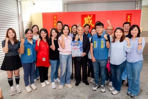 台湾前立法院长王金平（前排右四）星期天（9月13日）答应出任国民党高雄市长参选人柯志恩（前排左五）竞选总部主委。（国民党高雄市长参选人柯志恩脸书）