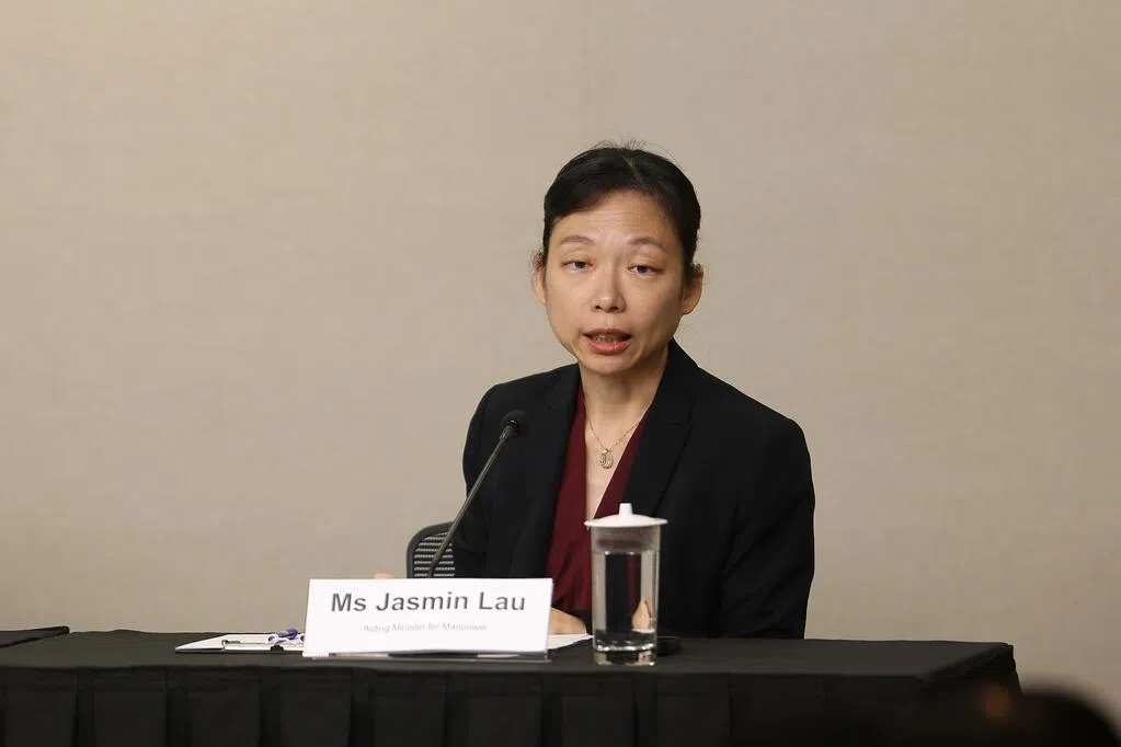 人力部代部长兼数码发展及新闻部高级政务部长刘洁敏在记者会上说，烟霾不仅影响户外工作者，也可能打乱员工的家庭安排，例如孩子生病、家中长辈需要照顾，或学校改为居家学习。（关俊威摄）