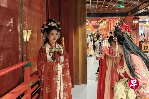 中国2024年“五一”假期期间，身着汉服的游客，成为陕西省会西安街头一道靓丽风景，是不少年轻人体验沉浸式“唐潮”的必选项目。在社交平台上，有网友直言：“西安三步一个公主，五步一个贵妃。” 作为十三朝古都的西安，无论是明城墙、大雁塔、兵马俑、钟鼓楼，深厚的历史文化底蕴和众多名胜古迹，令此间自带“长安城”的氛围感，衣袂飘飘的汉服与古香古色的建筑，相得益彰。（中新社）