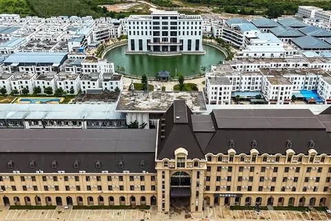 在柬越边境附近的波萝勉省，近80名记者星期一（9月21日）参观了当地一处已关闭、被称为“万胜商业城”的诈骗园区。（路透社）