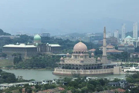马国布城的烟霾情况星期四（10日）明显改善。空污指数从星期三下午4时的157点不健康水平，大幅好转为星期四下午4时的72点中等水平。（马新社）