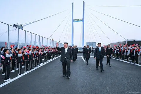 中国全国政协主席王沪宁（前排右）星期六（10月24日）陪同朝鲜领导人金正恩访问丹东。金正恩离开丹东时，王沪宁到中朝新鸭绿江大桥送行。（新华社）