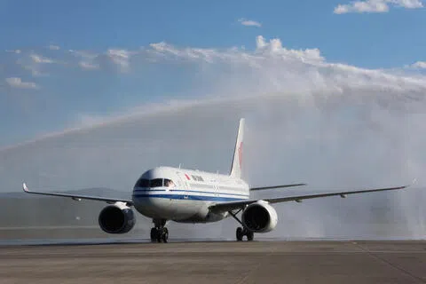 中国商飞的C919机型客机上星期三（8月12日）从北京飞往蒙古国首都乌兰巴托，正式开启首条国际定期商业航线。图为C919当天下午降落在新乌兰巴托机场后，接受“过水门”欢迎仪式。（新华社）