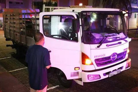 我国道路安全隐患近年来加剧，政府之前宣布扩大罗厘安装限速器的条例。当中，在2018年1月1日之前注册、最高装载重量介于5001公斤至1万2000公斤的罗厘，须从今年1月1日起装上限速器。（档案照片）