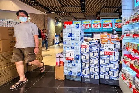 本地空气污染指数升至不健康水平，口罩需求随着烟霾来袭增加，供应商和零售商指目前库存充足，供应稳定。（叶振忠摄）