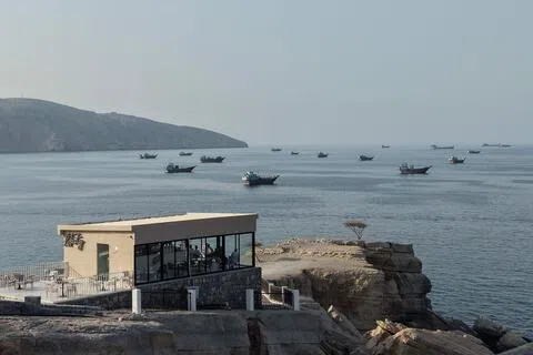 图为10月2日，多艘船只锚泊在靠近霍尔木兹海峡的阿曼穆桑代姆省（Musandam）哈萨卜（Khasab）沿海。（法新社）