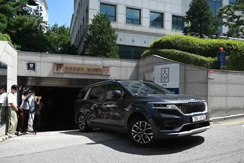 韩国警方星期四（8月6日）突击搜查韩国足球总会的总部办公室，为国家队主帅任命过程取证。图为一辆警车当天驶出韩国足总办公室。（法新社）