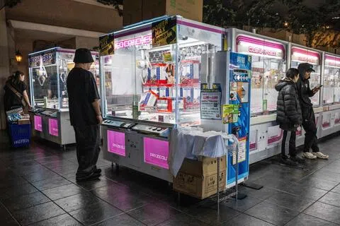 日本不少游乐场的夹娃娃机都把奖品换成纸巾、汽水、糖果和洗涤剂等。（法新社）