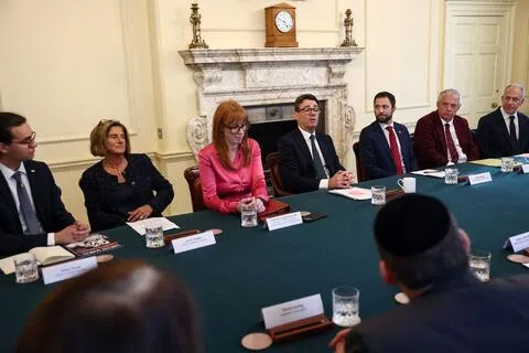 针对英国犹太社群的攻击事件近年显著增加。英国首相伯纳姆（右四）本月初与阁员在唐宁街10号会见犹太社区领袖，讨论相关课题。（法新社）