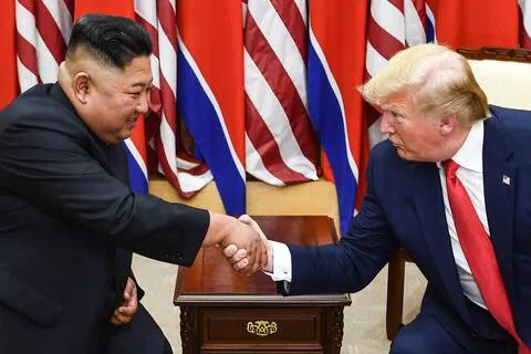 2019年6月，美国总统特朗普（右）和朝鲜领导人金正恩第三次举行会晤，地点是朝鲜半岛非军事区板门店。韩国国情院研判，特金会4.0“随时都有可能发生”。（法新社）