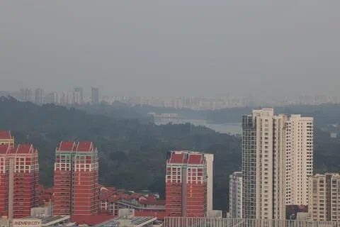 图为9月16日早上7时11分，于碧山24街拍摄的碧山车厂、组屋区及麦里芝中央集水区上空的天气景象。当时24小时空气污染指数均达103, 处于不健康水平。（何家俊摄）
