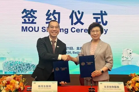 陈笃生医院首席执行总裁邓光中教授（左）和北京协和医院院长张抒扬（右）星期五在北京签署关于老年照护发展的合作谅解备忘录。（陈笃生医院提供）