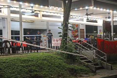 警方案发后在封锁地点附近的一间咖啡店展开调查。（新明日报）