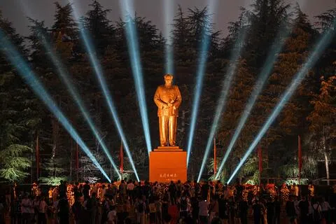 中共开国领袖毛泽东逝世50周年前夕，民众星期二（9月8日）晚聚集在中国中部湖南省韶山市的毛泽东铜像广场，向他致以敬意。（法新社）