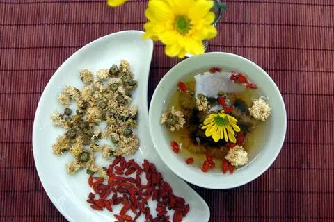 菊花枸杞茶适合烟霾天饮用，有助于舒缓眼睛干涩与刺激不适。（档案照）
