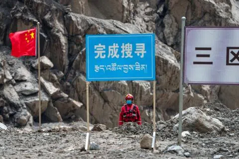 9月6日，在吉隆泥石流灾害核心区搜寻现场，中国救援人员在观察周边情况。（新华社）