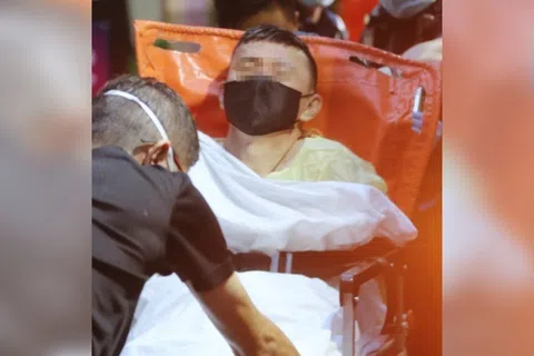 被告庄福春（62岁，译音）2020年9月13日被捕数小时后，曾躺在担架被送上救护车。（档案照片）