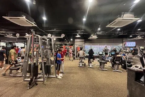 受烟霾影响，户外运动环境欠佳，星期天上午，不少公众到武吉甘柏的ActiveSG健身房锻炼。（邝启聪摄）