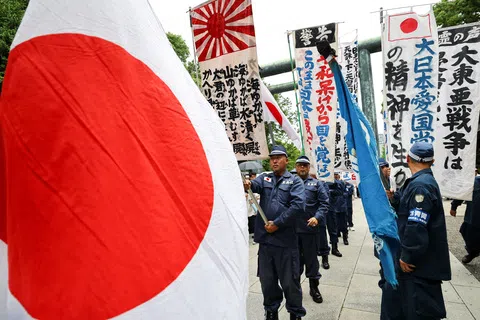 8月15日是日本二战投降81周年纪念日，日本右翼团体成员当天在东京靖国神社，手持日本国旗和标语，悼念二战死难者。（路透社）