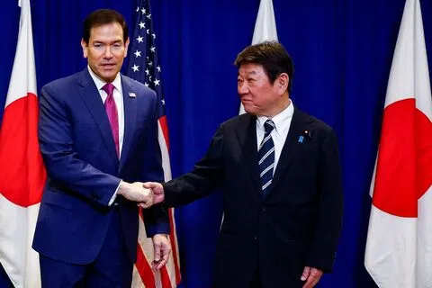 美国国务卿鲁比奥（左）9月21日在纽约举行的第81届联合国大会期间，与日本外长茂木敏充（右）会面握手。（法新社）