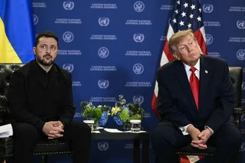 美国与俄罗斯就俄柴油出口的协定，不但引发了国际社会的批评，更引来一场美国总统特朗普（右）和乌克兰总统泽连斯基之间的隔空互批。图为两人9月22日在纽约举行的联合国大会期间会面。（法新社档案照片）