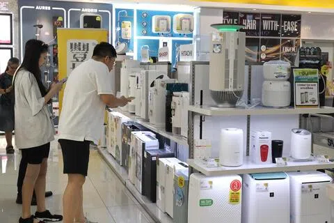 除了口罩，空气净化器也供不应求，部分商店已无现货，顾客即使愿意预订，也得等待近一个月才能拿到货。（邬福梁摄）
