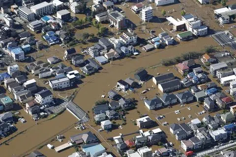 9月22日，受台风“杜鹃”带来的强降雨影响，日本千叶县佐仓市部分居民区遭遇严重洪涝灾害。（路透社）