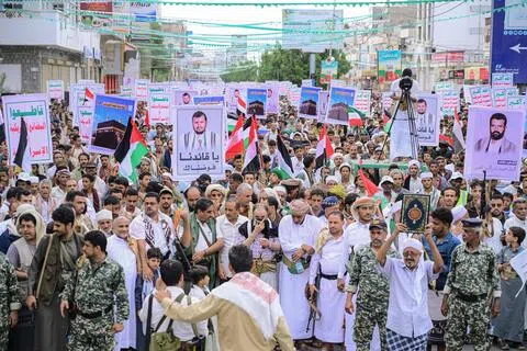 9月18日，胡塞武装的支持者在也门荷台达举行抗议活动，反对沙特对也门的军事干预。（法新社）