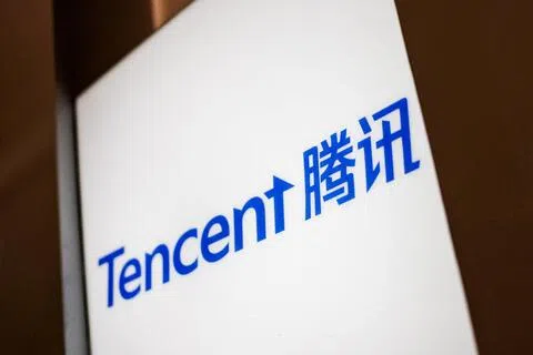 英国媒体报道，中国科技企业腾讯向美国云计算公司甲骨文租赁10万枚晶片，以加速推进人工智能布局。（路透社档案照）