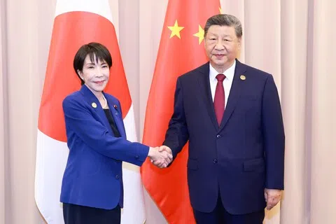 中国国家主席习近平（右）2025年10月31日下午在韩国庆州出席亚太经合组织（APEC）峰会期间，应约会见日本首相高市早苗。（新华社）