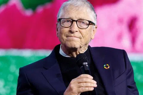 比尔·盖茨在一份报告中写道：“如果AI得到妥善引导，它将让更多人获得那些长期以来遥不可及的解决方案、机会和知识。”（路透社档案照片）