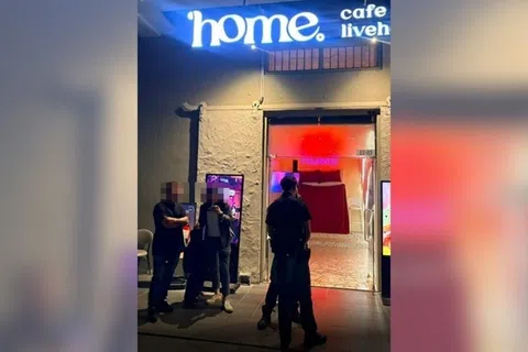男子与酒吧巡场发生冲突，惊动警方到场。（取自Stomp）