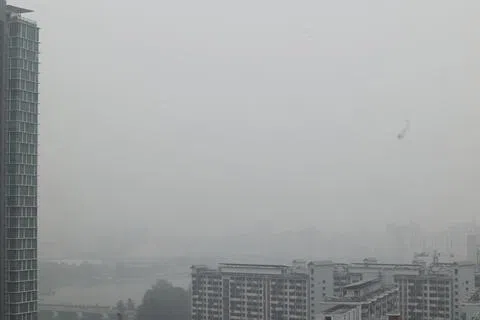 从加冷组屋第815座远眺室内体育馆及丹戎禺一带，室内体育馆方向烟霾严重，远处景物变得模糊不清。　（萧紫薇摄）