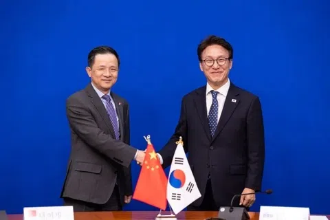 中国驻韩国大使戴兵（左）星期四（10月8日）在韩国国会会见执政党共同民主党党首金民锡。（中国驻韩国大使馆官方微信公众号）